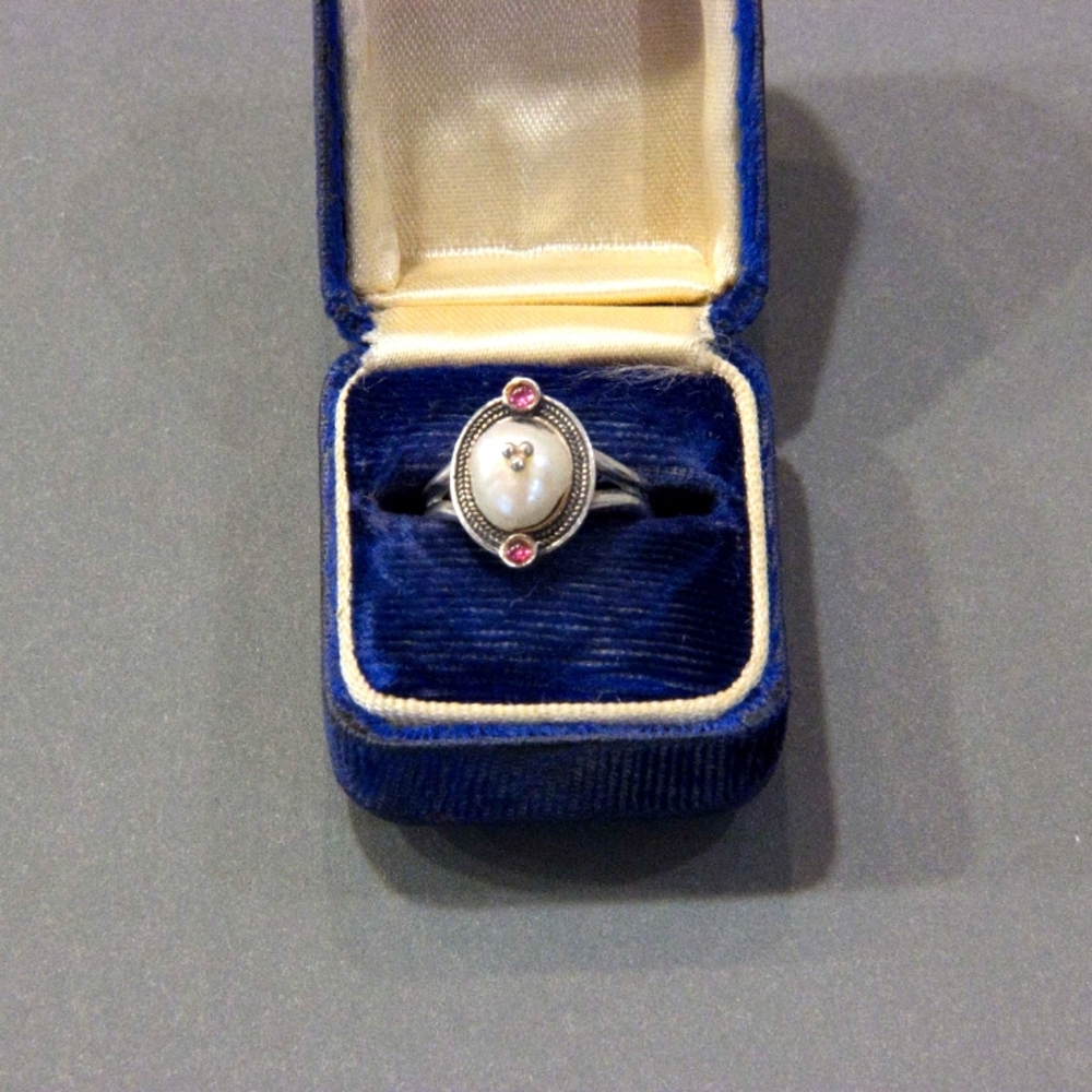 Pearl and silver ring